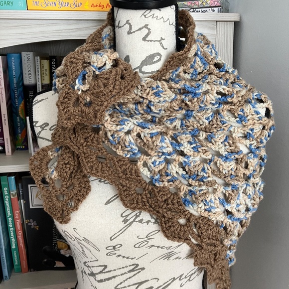 Lovely Hand Crocheted Shawl NWOT - Picture 4 of 10